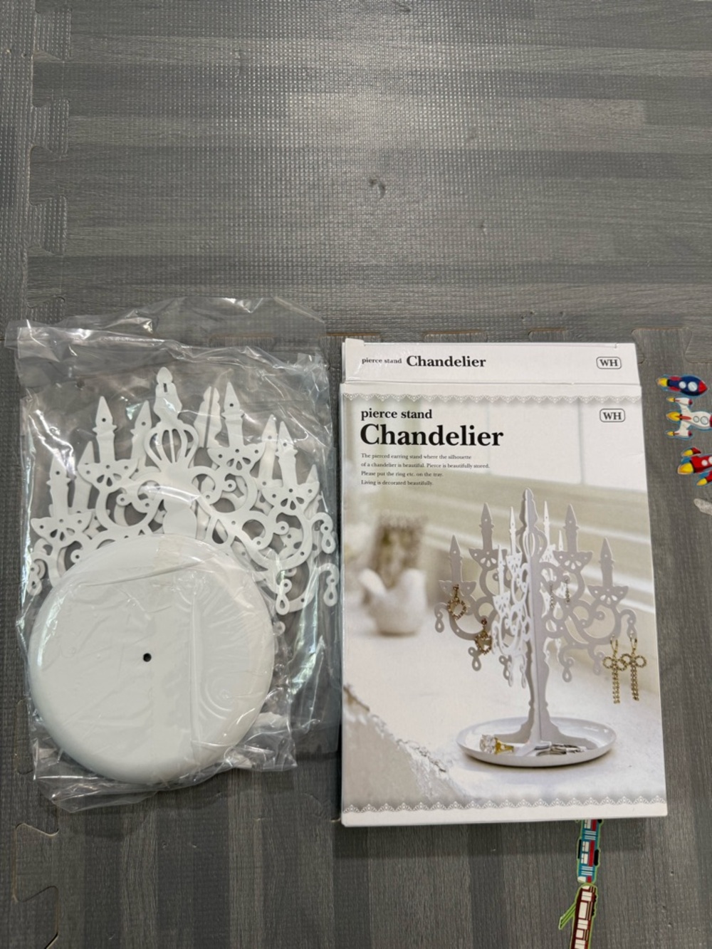 Women’s white chandelier pierce earrings stand holder